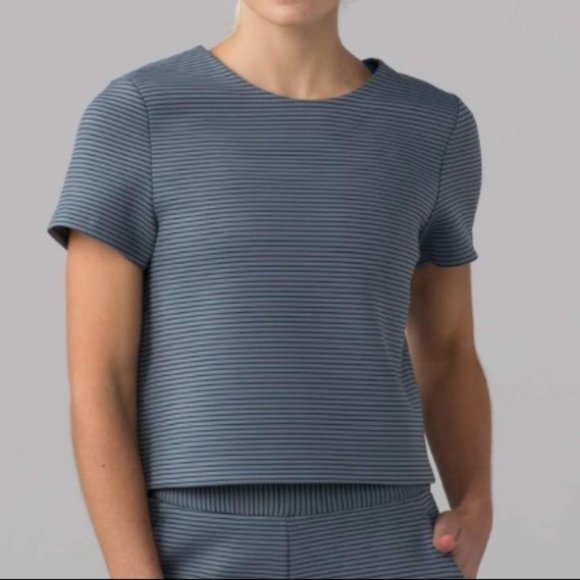 Lululemon Shaped‎ Sterling Blue Striped Crop Top 10 - Picture 5 of 5